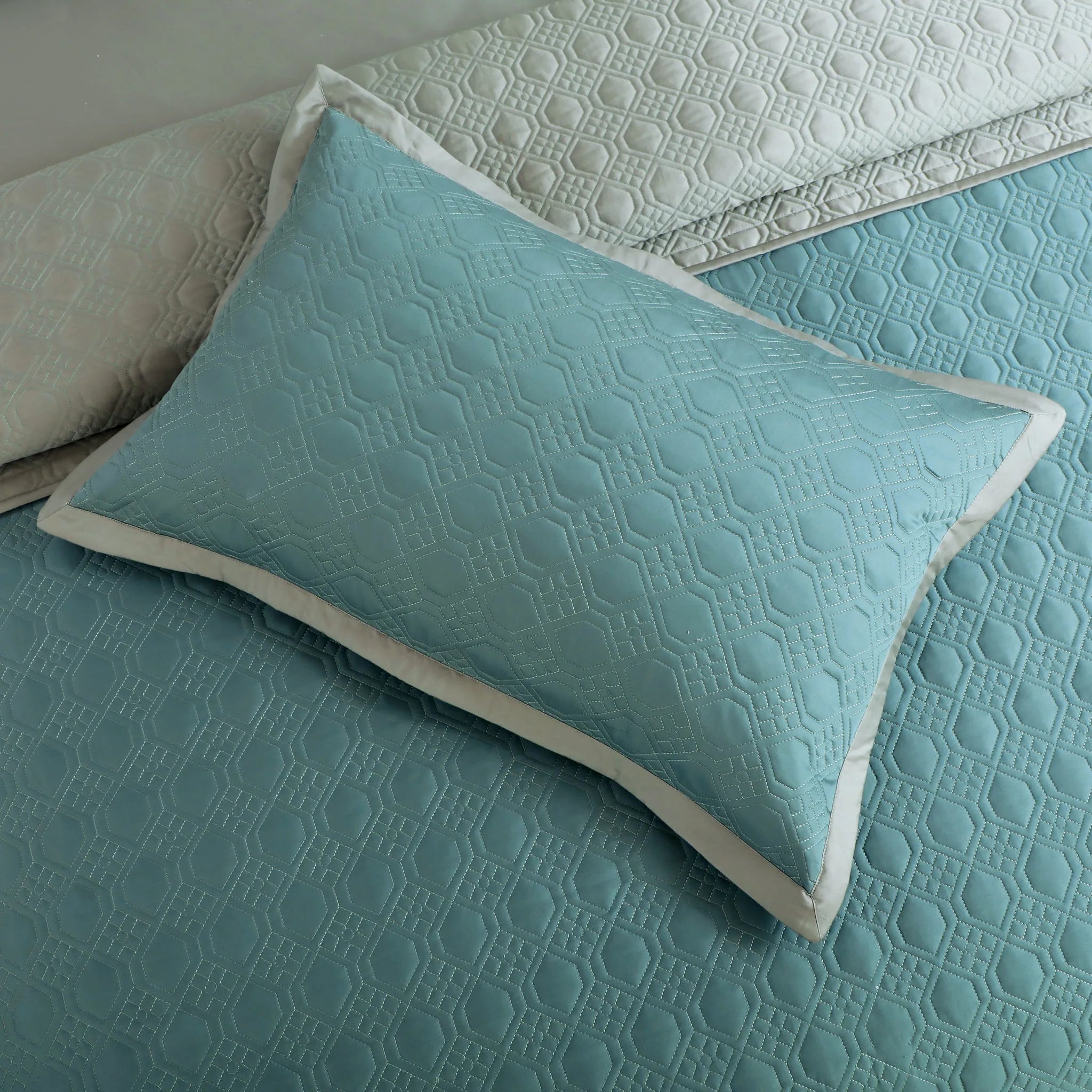 Malako Luxe 550 TC 100% Cotton Teal & Olive Green Solid King Size Reversible Bedspread Set