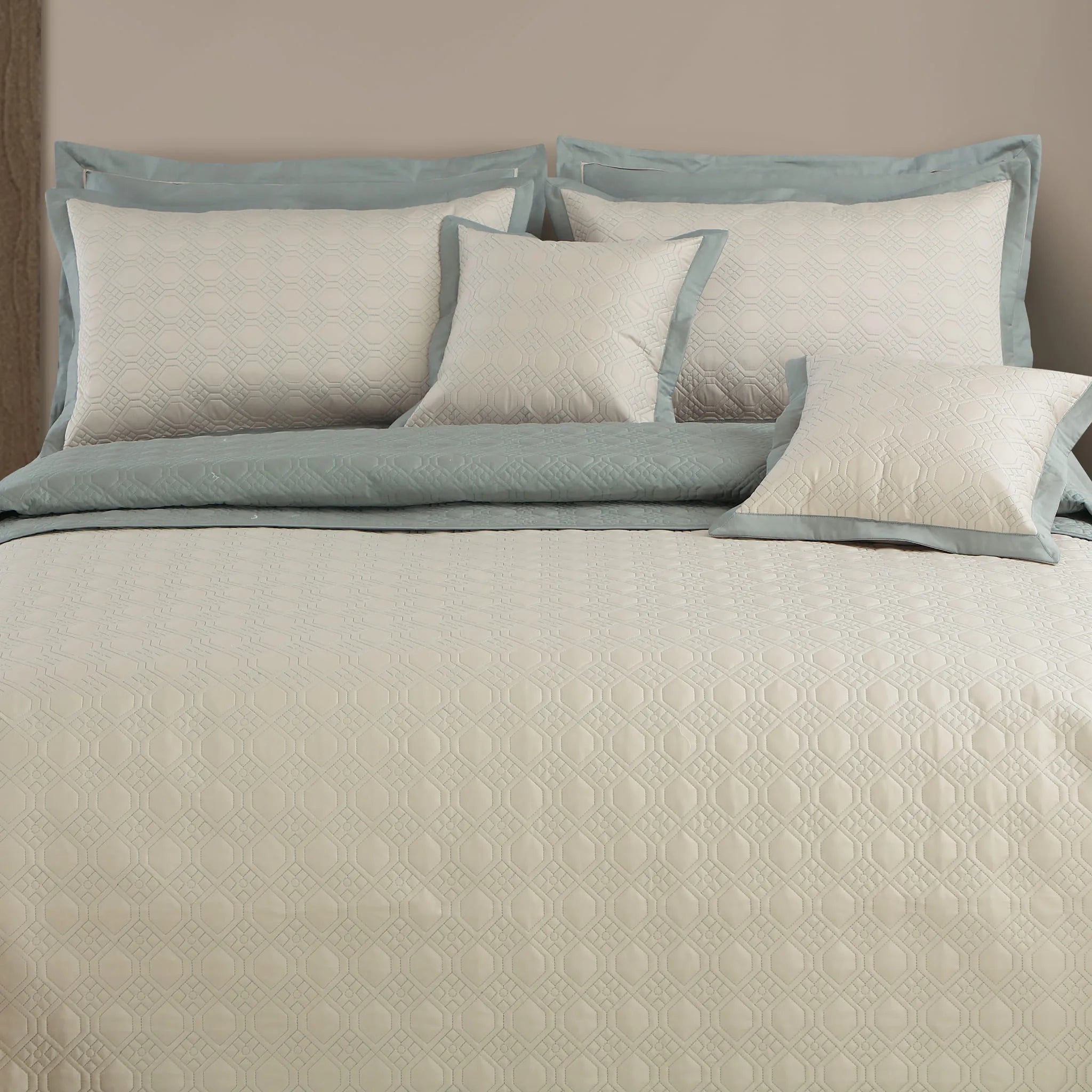 Malako Luxe 550 TC 100% Cotton Beige & Olive Green Solid King Size Reversible Bedspread Set