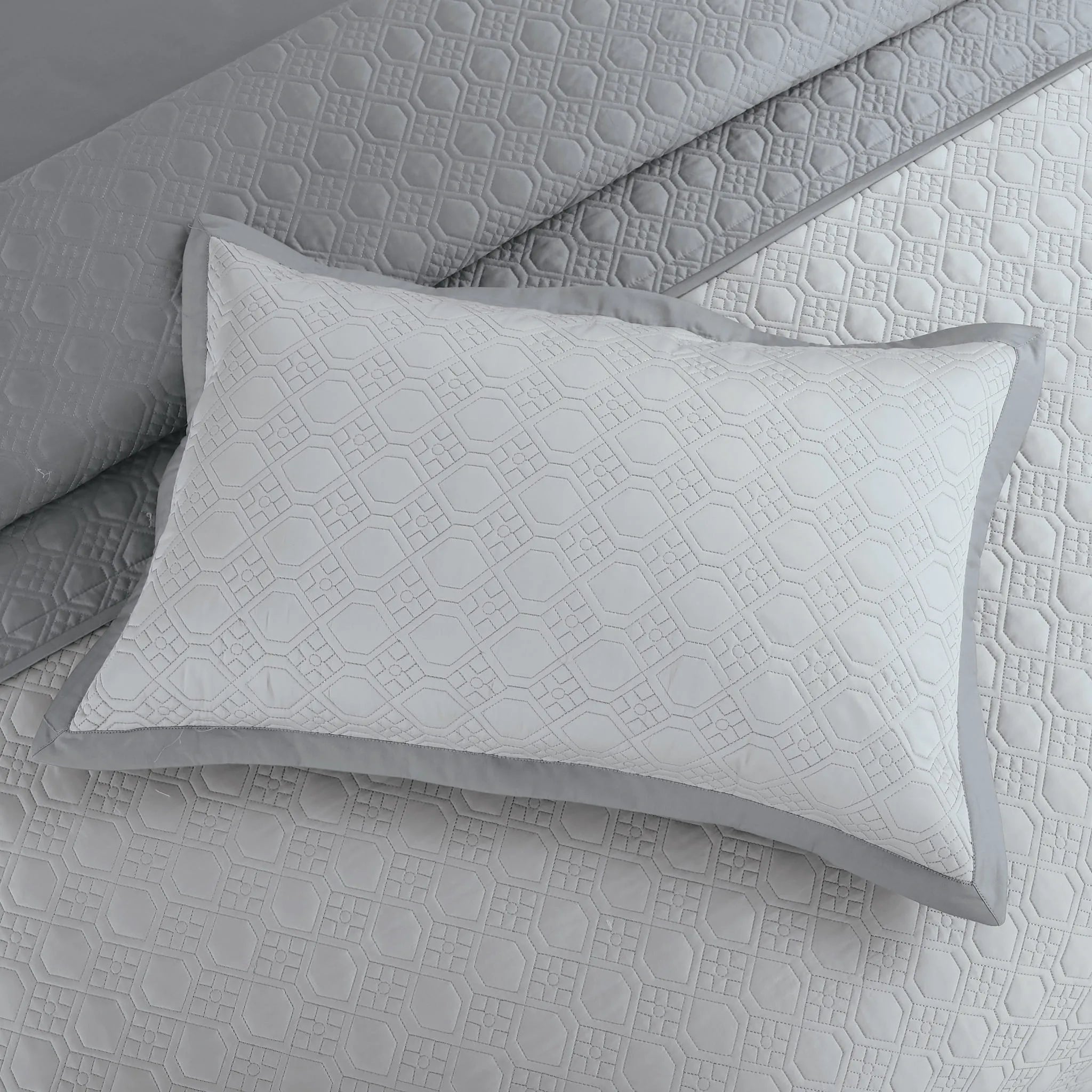 Malako Luxe 550 TC 100% Cotton Silver Grey & Grey Solid King Size Reversible Bedspread Set