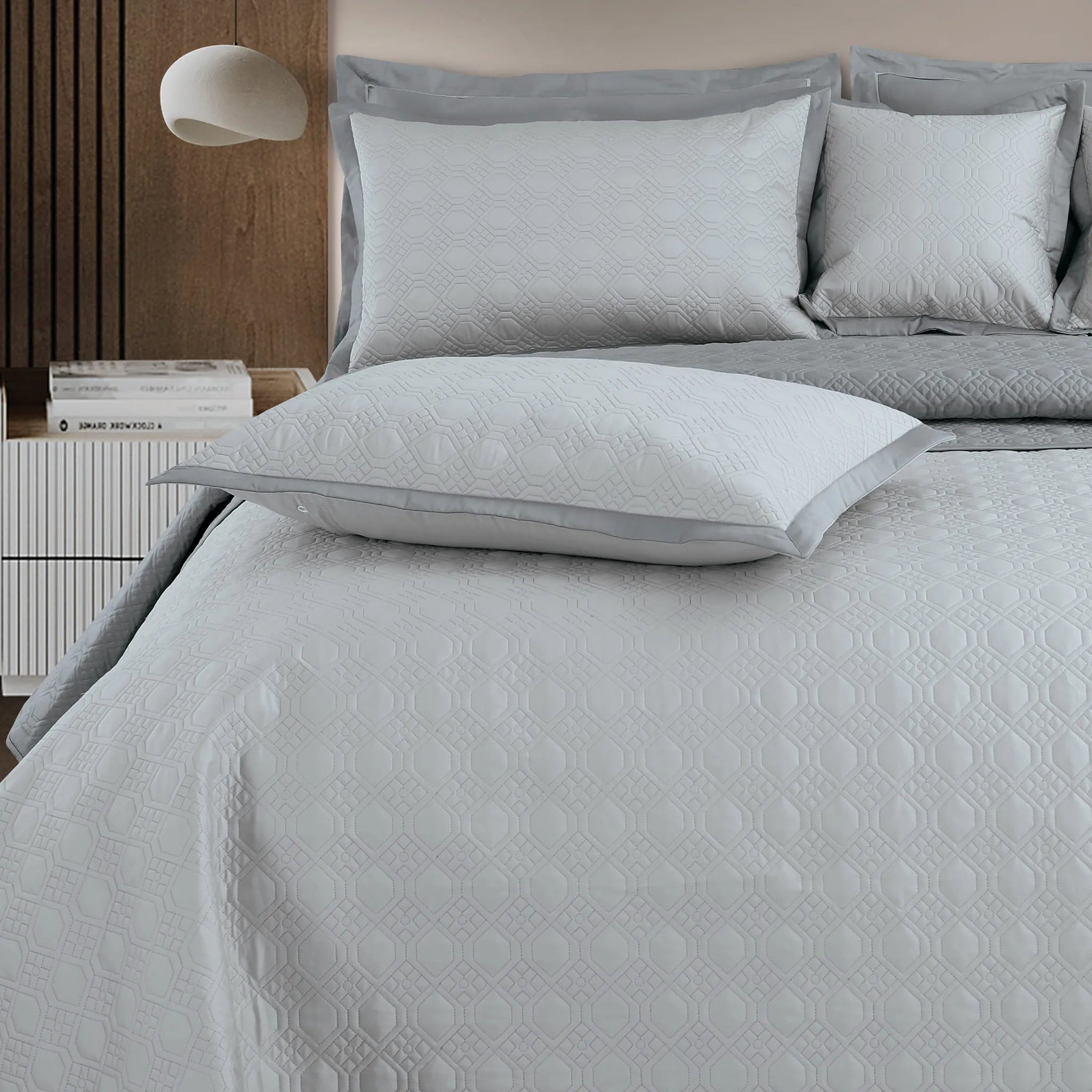Malako Luxe 550 TC 100% Cotton Silver Grey & Grey Solid King Size Reversible Bedspread Set