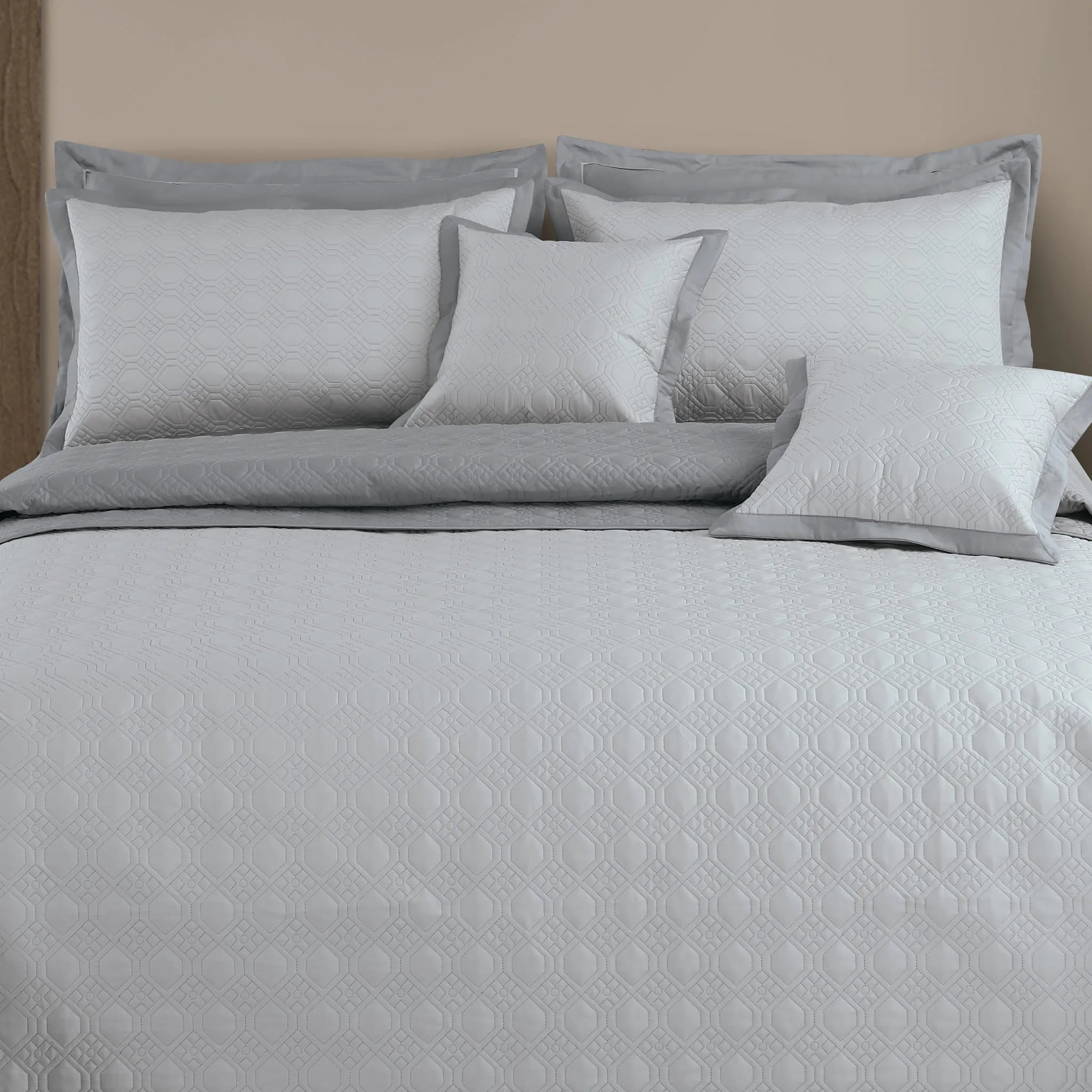 Malako Luxe 550 TC 100% Cotton Silver Grey & Grey Solid King Size Reversible Bedspread Set