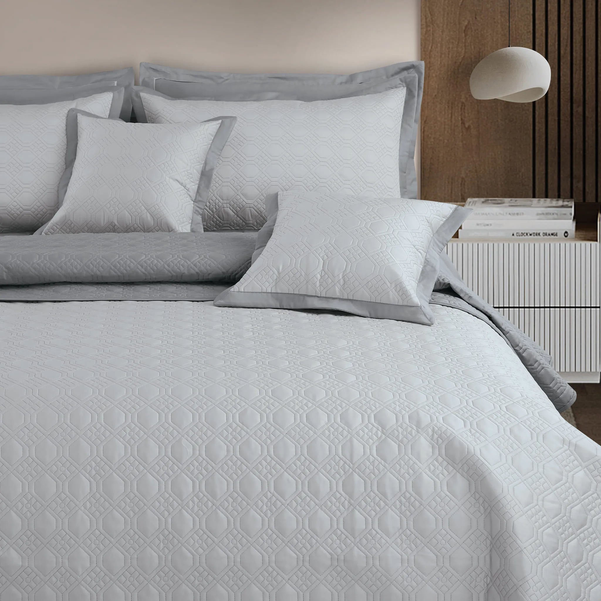 Malako Luxe 550 TC 100% Cotton Silver Grey & Grey Solid King Size Reversible Bedspread Set