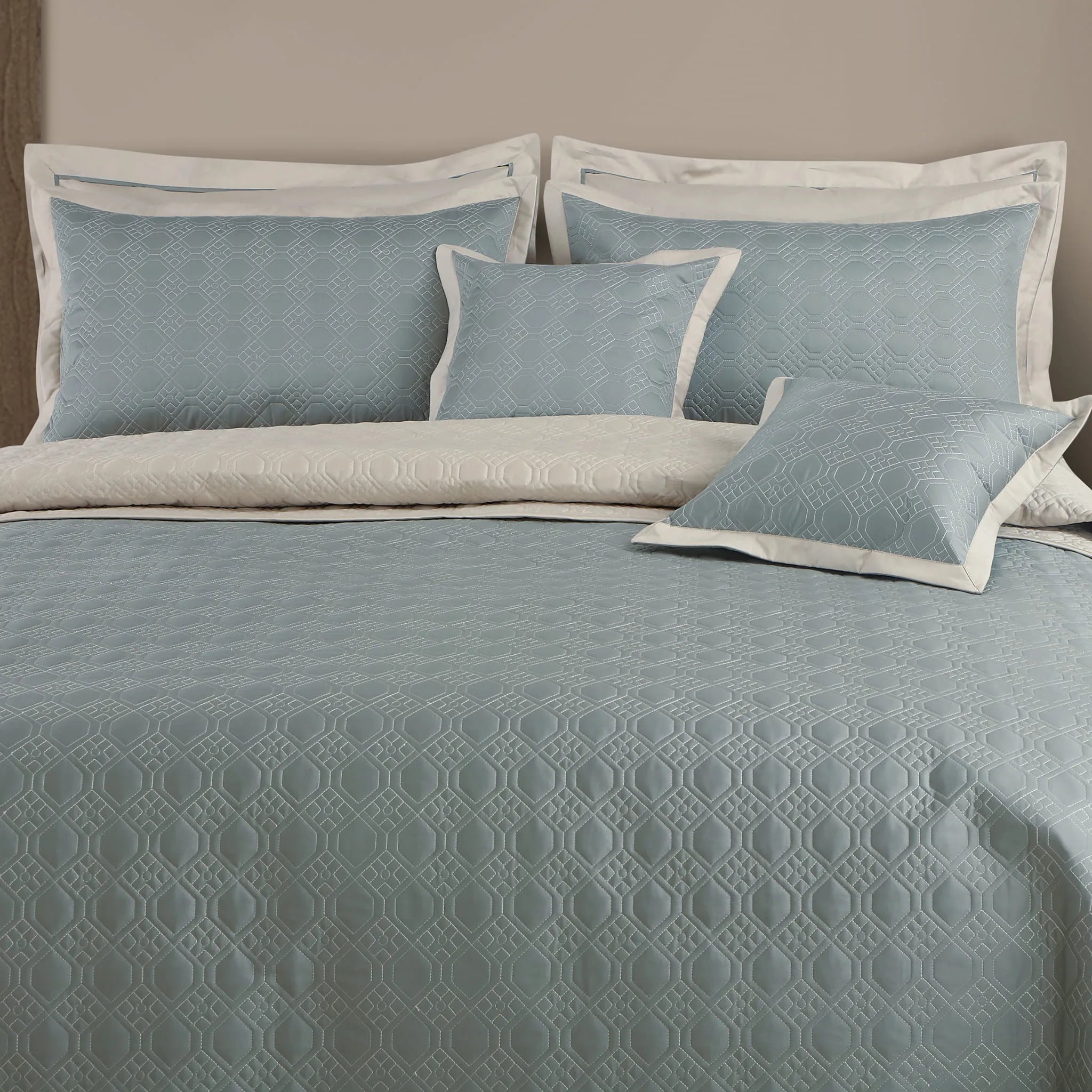 Malako Luxe 550 TC 100% Cotton Olive Green & Beige Solid King Size Reversible Bedspread Set
