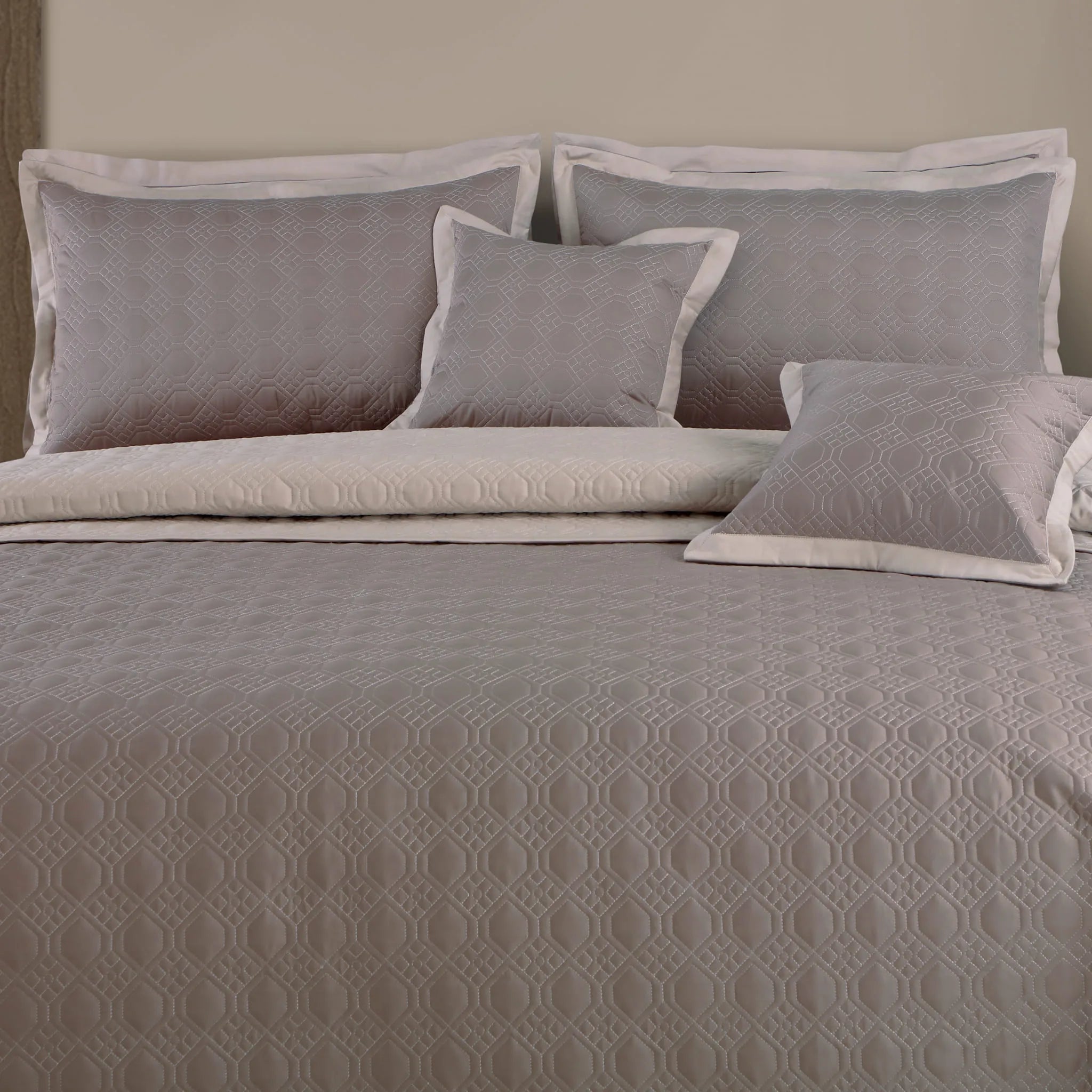 Malako Luxe 550 TC 100% Cotton Taupe & Beige Solid King Size Reversible Bedspread Set