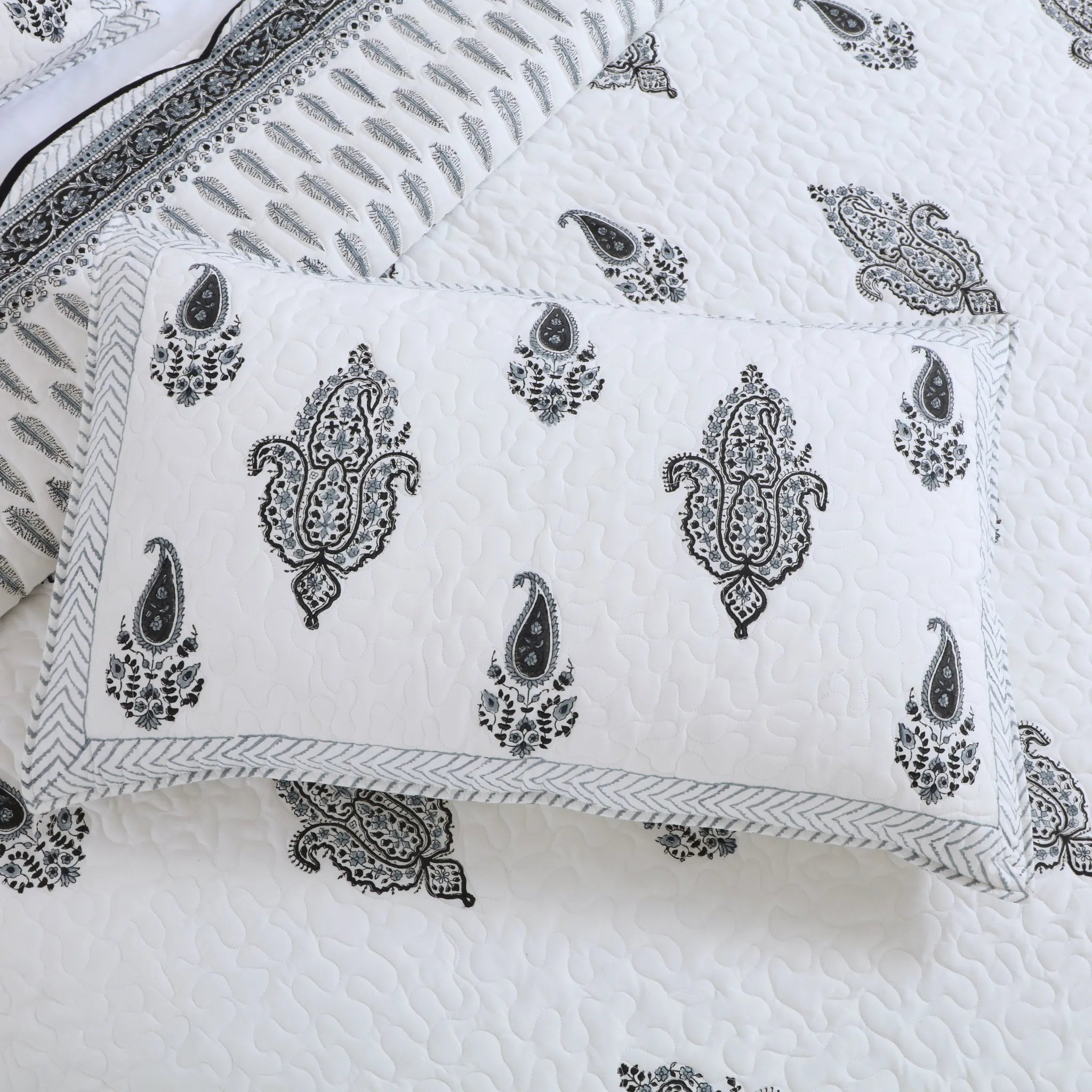 Quilted Bedcover Set in White – King Size