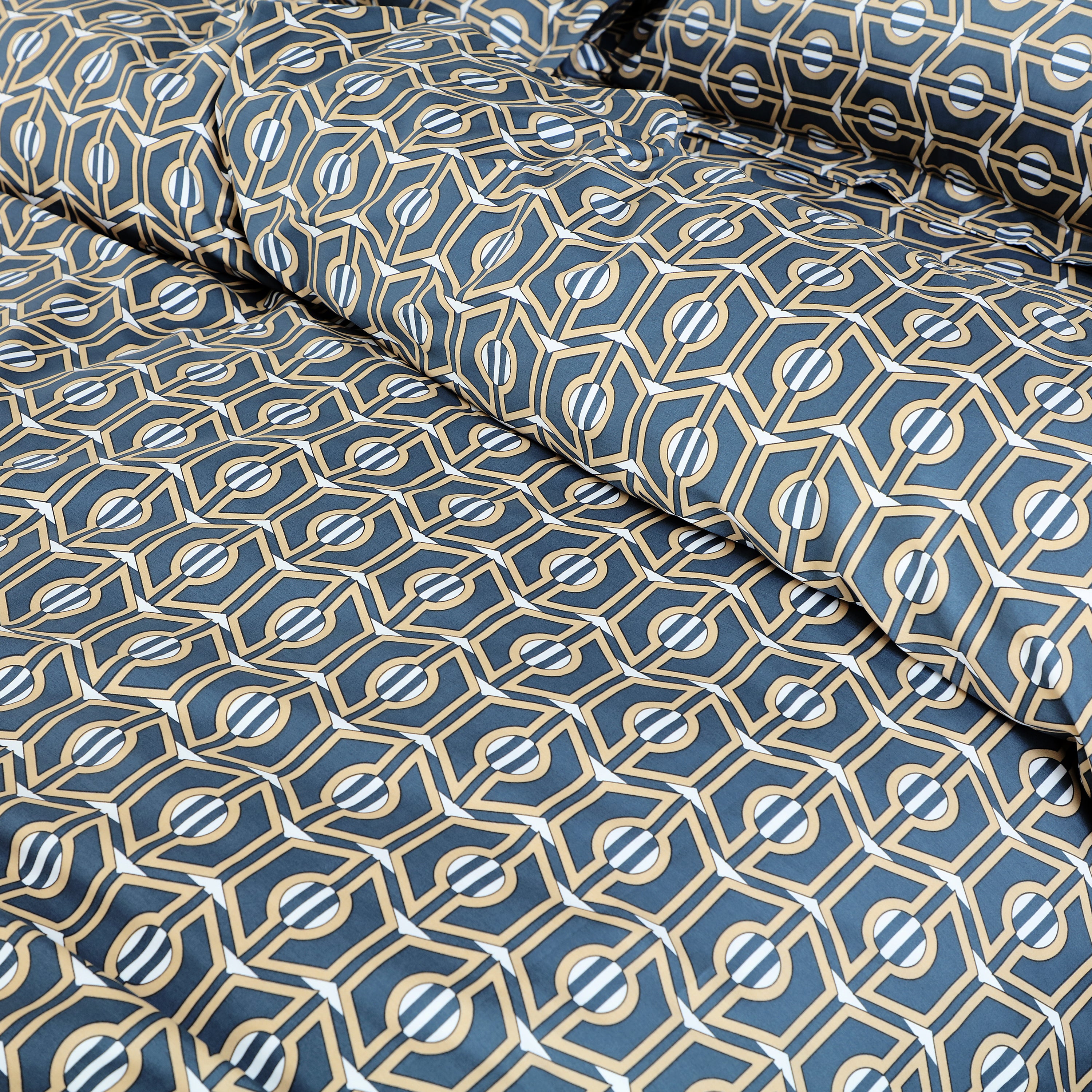 Petal Soft Passion Bed Sheet - Carbon Black Abstract King Size 100% Cotton Bedsheet With 2 Pillow Covers
